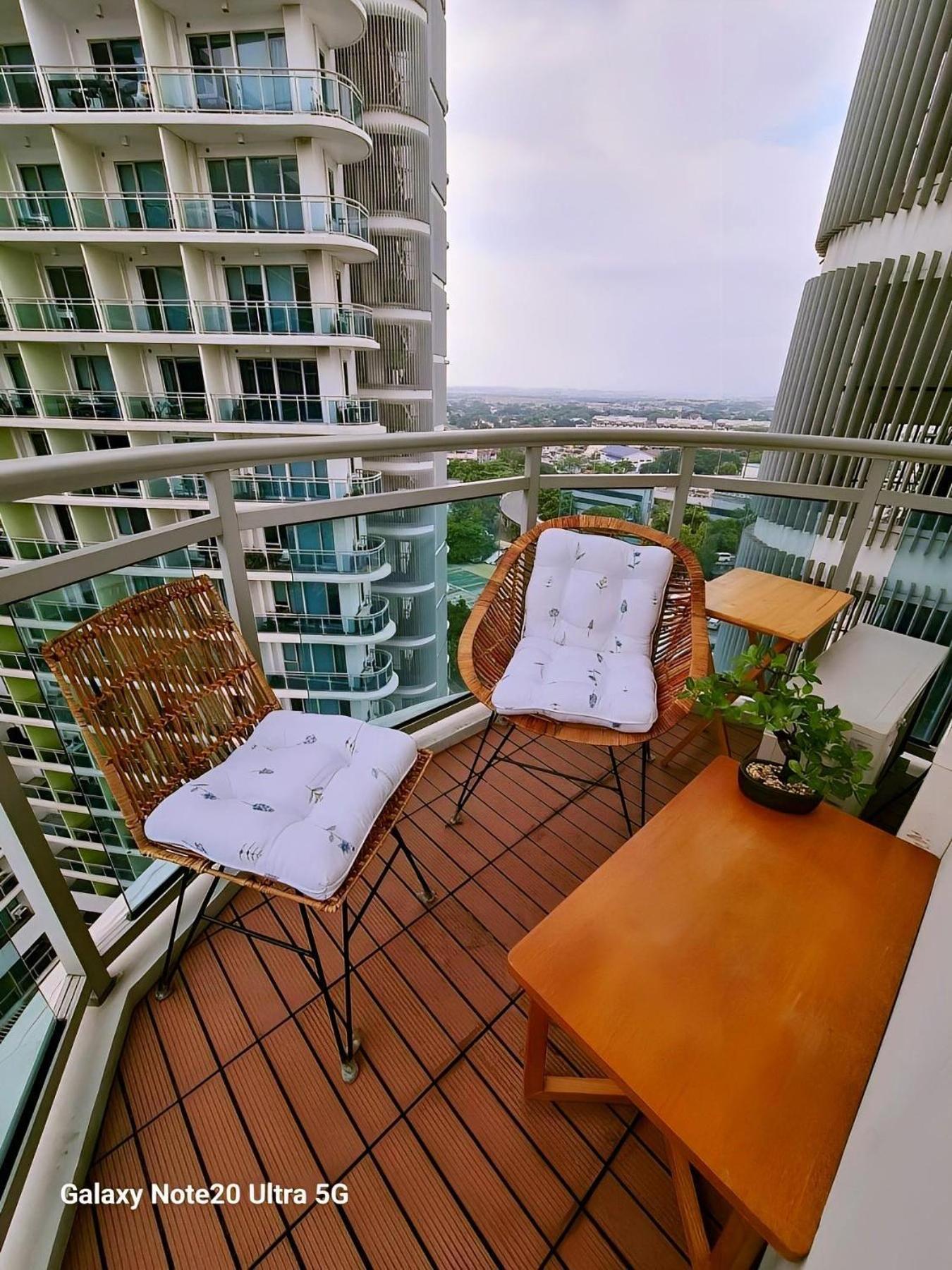 Manila Urban Resort at Azure Exterior foto