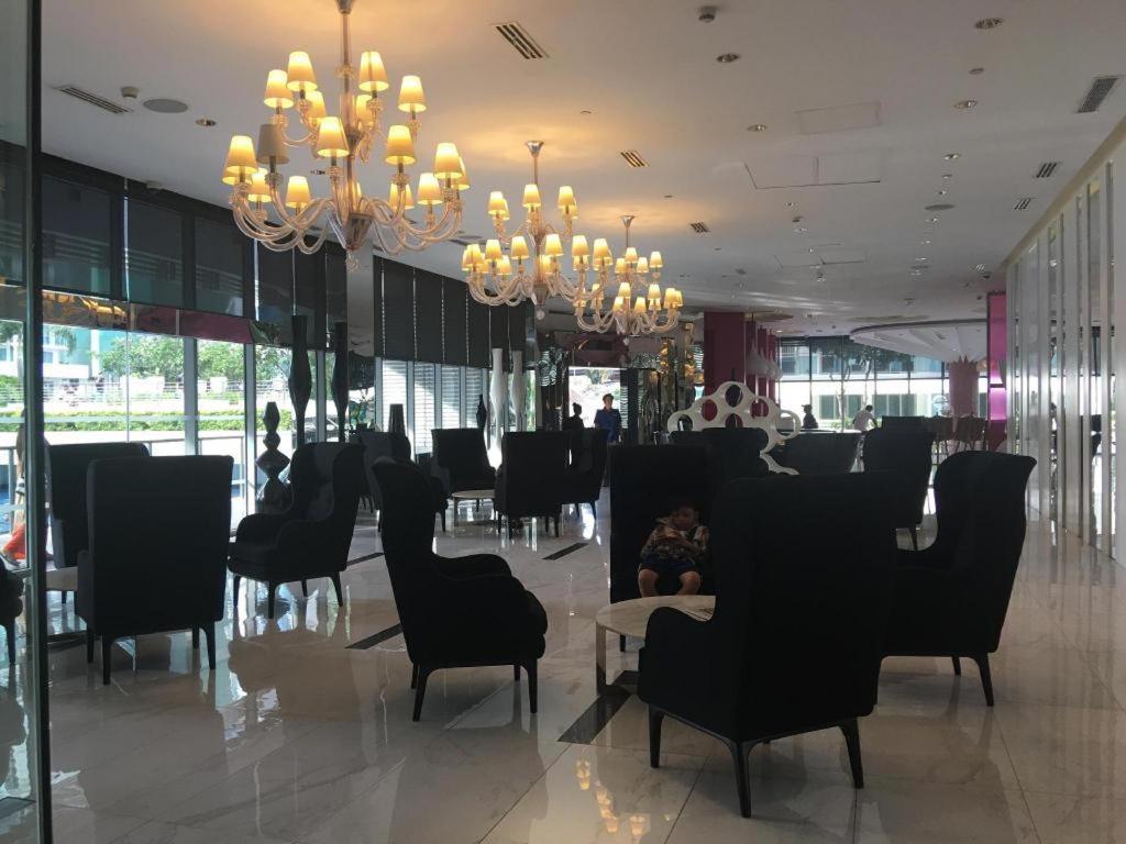 Manila Urban Resort at Azure Exterior foto